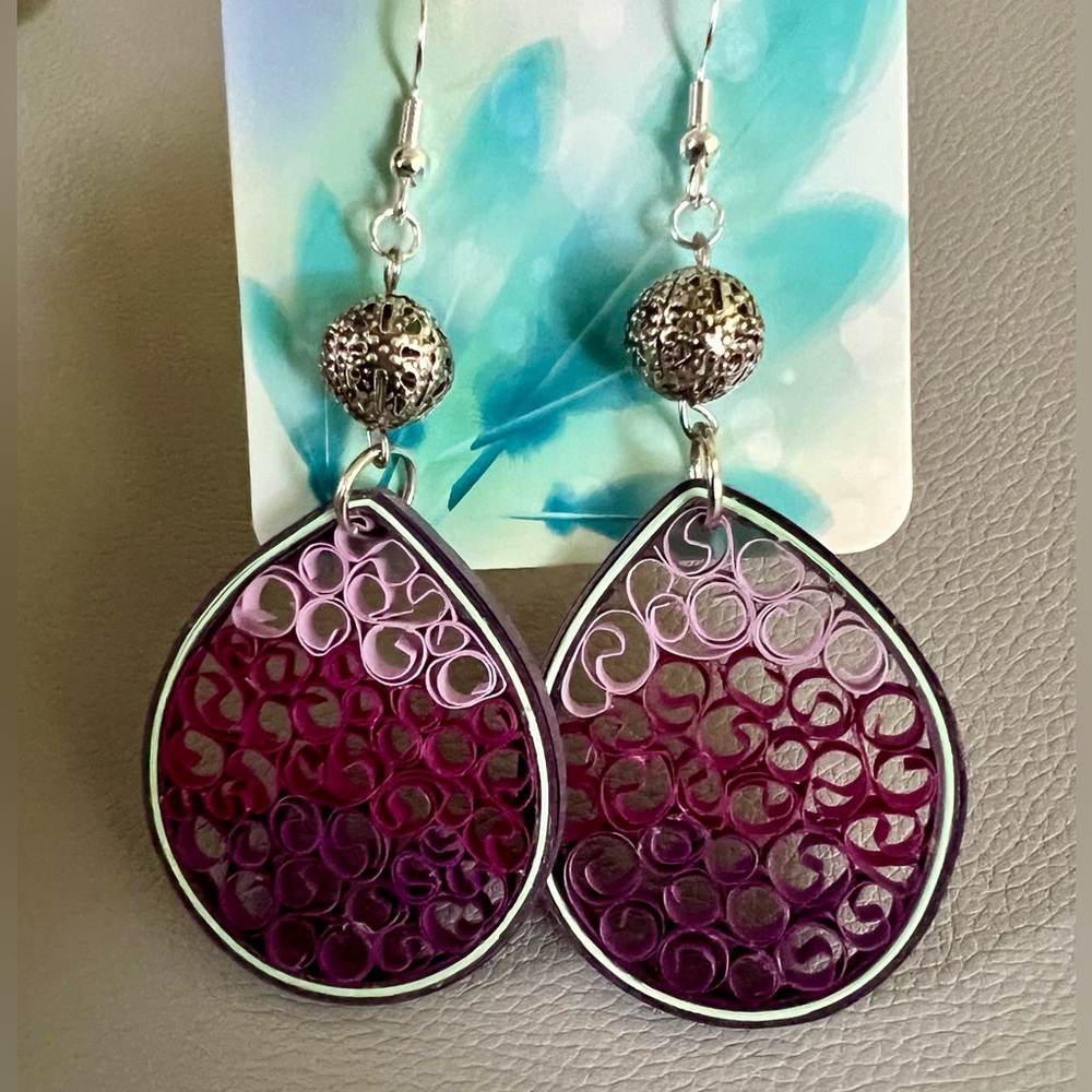 Handmade Paper Quilled teardrop earrings - Purple ombré